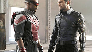 Ein ungleiches Paar: Um die neue Bedrohung der Welt besiegen zu können, müssen sich Sam Wilson (Anthony Mackie, links) und Bucky Barnes (Sebastian Stan) erst einmal zusammenraufen. Ein ungleiches Paar: Um die neue Bedrohung der Welt besiegen zu können, müssen sich Sam Wilson (Anthony Mackie, links) und Bucky Barnes (Sebastian Stan) erst einmal zusammenraufen.