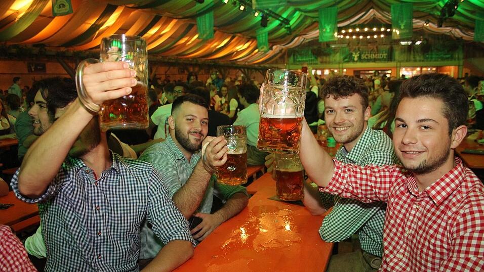 Auch am Samstagabend strömten viele Landshuter zur Dult. Auch am Samstagabend strömten viele Landshuter zur Dult.