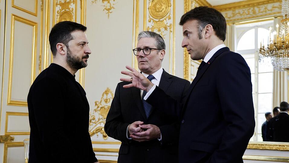 Der französische Präsident Emmanuel Macron (r.) und der britische Premierminister Keir Starmer (M.) versichern dem ukrainischen Präsidenten Wolodymyr Selenskyj ihre Unterstützung.
