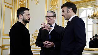 Der französische Präsident Emmanuel Macron (r.) und der britische Premierminister Keir Starmer (M.) versichern dem ukrainischen Präsidenten Wolodymyr Selenskyj ihre Unterstützung.