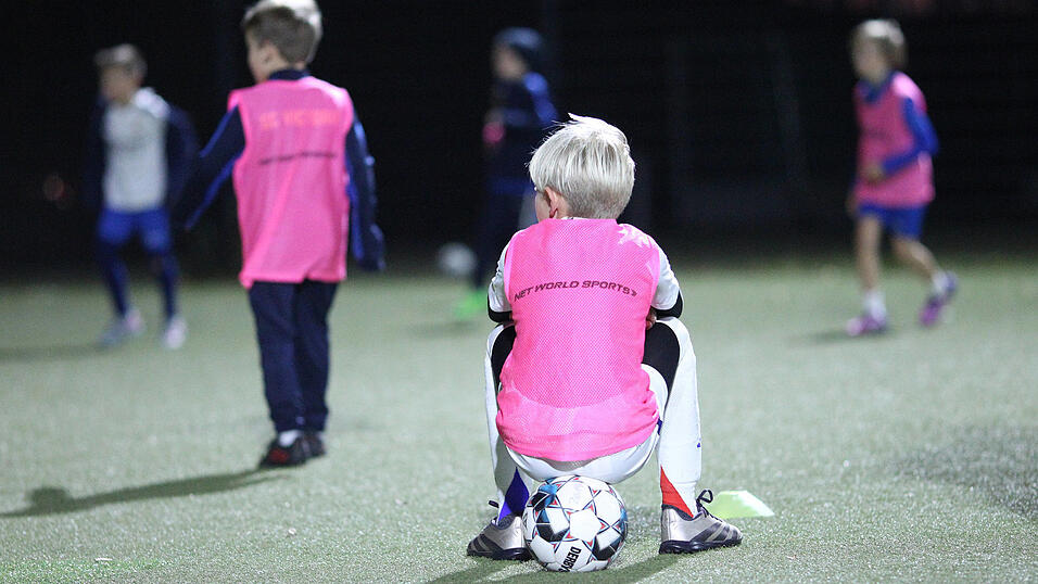 Sorgen im Nachwuchsbereich: Nach einigen alarmierenden Vorfällen in den vergangenen Wochen betont unter anderem Verbands-Jugendleiter Florian Weißmann: „Der Auslöser ist im Regelfall nicht auf dem Platz, es sind nicht unsere Kinder und Jugendlichen, die dort kicken.“ Sorgen im Nachwuchsbereich: Nach einigen alarmierenden Vorfällen in den vergangenen Wochen betont unter anderem Verbands-Jugendleiter Florian Weißmann: „Der Auslöser ist im Regelfall nicht auf dem Platz, es sind nicht unsere Kinder und Jugendlichen, die dort kicken.“