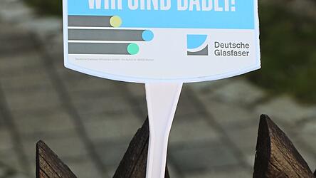 Diese Schilder gab es nach der Kampagne im Stadtgebiet, ehe es ruhig wurde um die Deutsche Glasfaser.