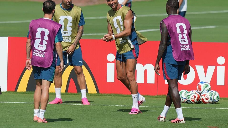 Cristiano Ronaldo und seine Mitspieler beim Training der Portugiesen. Cristiano Ronaldo und seine Mitspieler beim Training der Portugiesen.