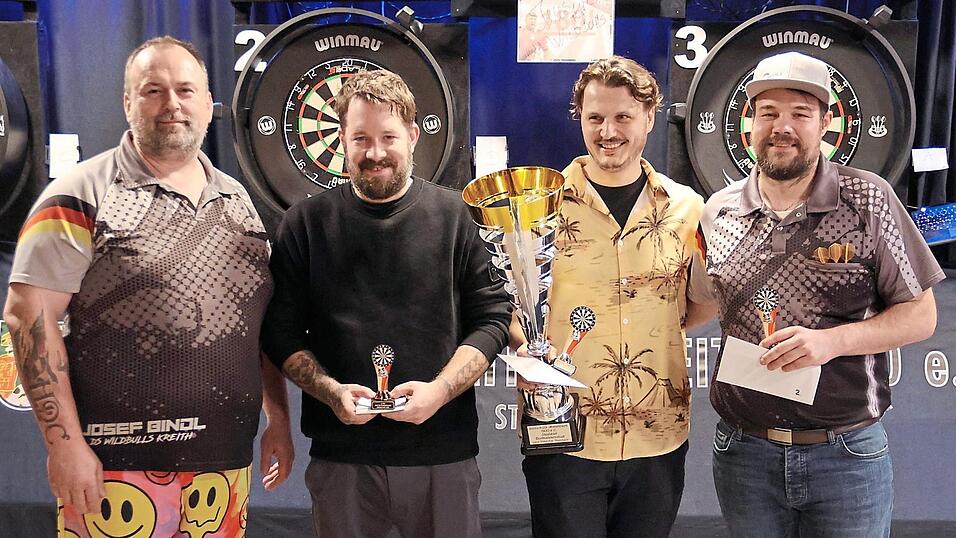 Stefan Utz (Zweiter von rechts) darf die Reinhard-Kerscher-Trophy in die H&ouml;he stemmen. Er setzte sich in einem spannenden Finale gegen Mario Schweiger (rechts) durch. Jean Koch (Zweiter von links) wurde Dritter.