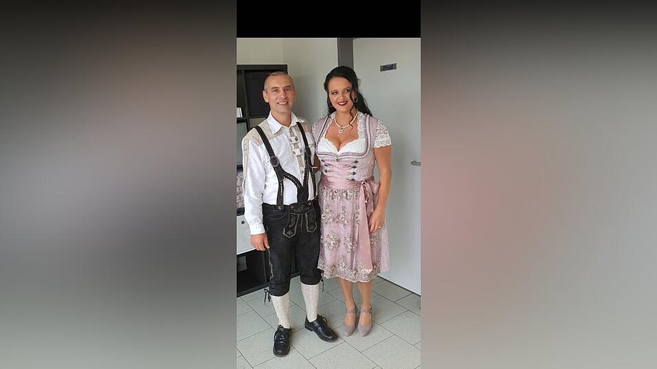 Bea Voigt und ihr Partner trugen bei ihrer standesamtlichen Trauung in Ergoldsbach Tracht. Bea Voigt und ihr Partner trugen bei ihrer standesamtlichen Trauung in Ergoldsbach Tracht.