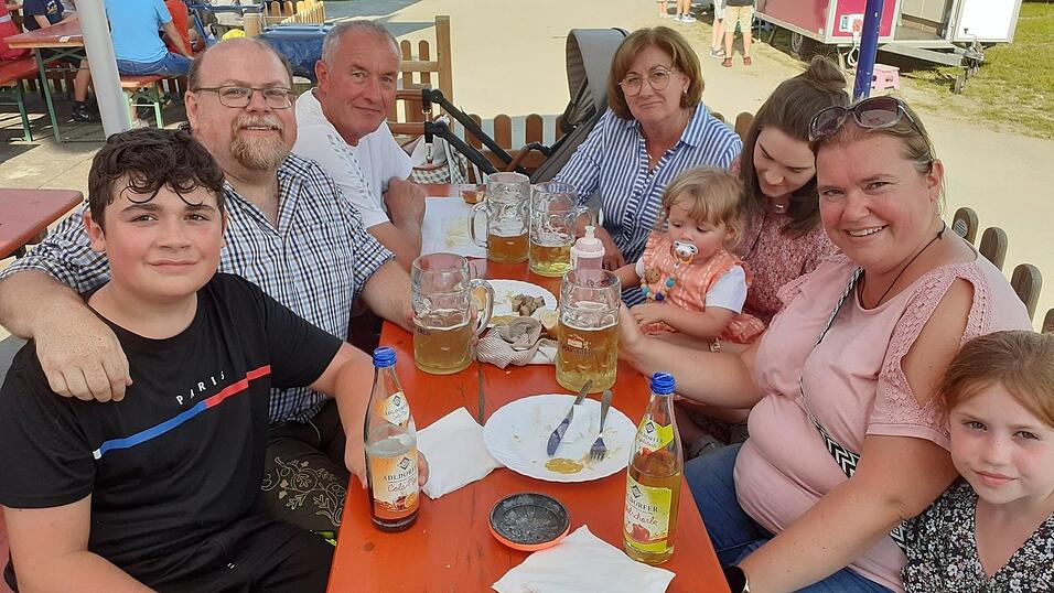 Der erste Tisch mit fr&ouml;hlicher Runde ist schon bald voll und sie feiern im Freien.