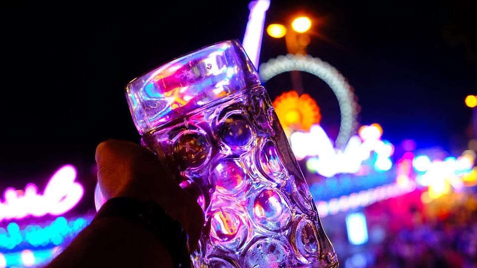 Nicht nur an heißen Volksfesttagen sollte man neben Bier auch immer ausreichend Wasser trinken. Nicht nur an heißen Volksfesttagen sollte man neben Bier auch immer ausreichend Wasser trinken.