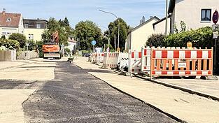 Die Gabelsbergerstraße bekommt derzeit eine neue Wasserleitung und ist dafür gesperrt. Um die Umleitungsstrecke nicht zu sehr zu belasten, ist der Isarsteg derzeit nur in eine Richtung befahrbar.