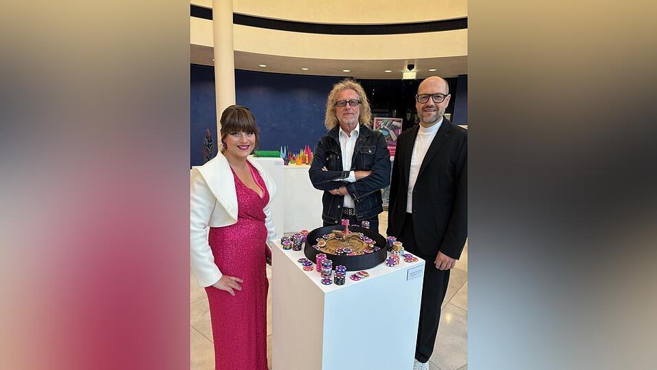 Josef Mittlmeier (Mitte) stellte die Werke von Marion Abate in der Spielbank vor.