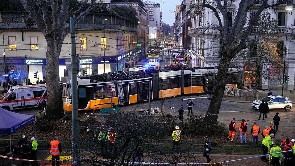 Die voll besetzte Stra&szlig;enbahn war an einer Kreuzung entgleist, sie kam erst im Eingangsbereich eines Restaurants zum Stehen.