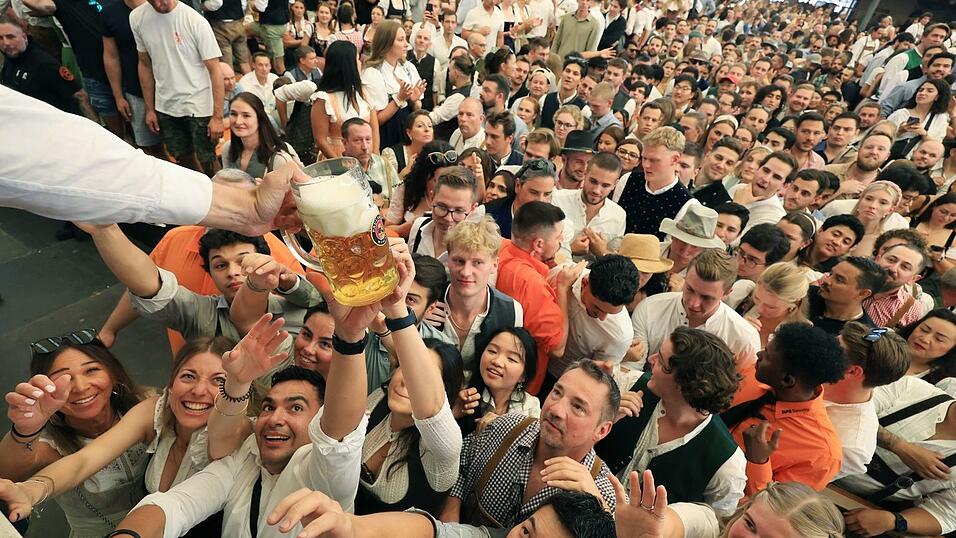 Um 12.00 Uhr gibt es endlich das langersehnte Bier. (Archivbild) Um 12.00 Uhr gibt es endlich das langersehnte Bier. (Archivbild)