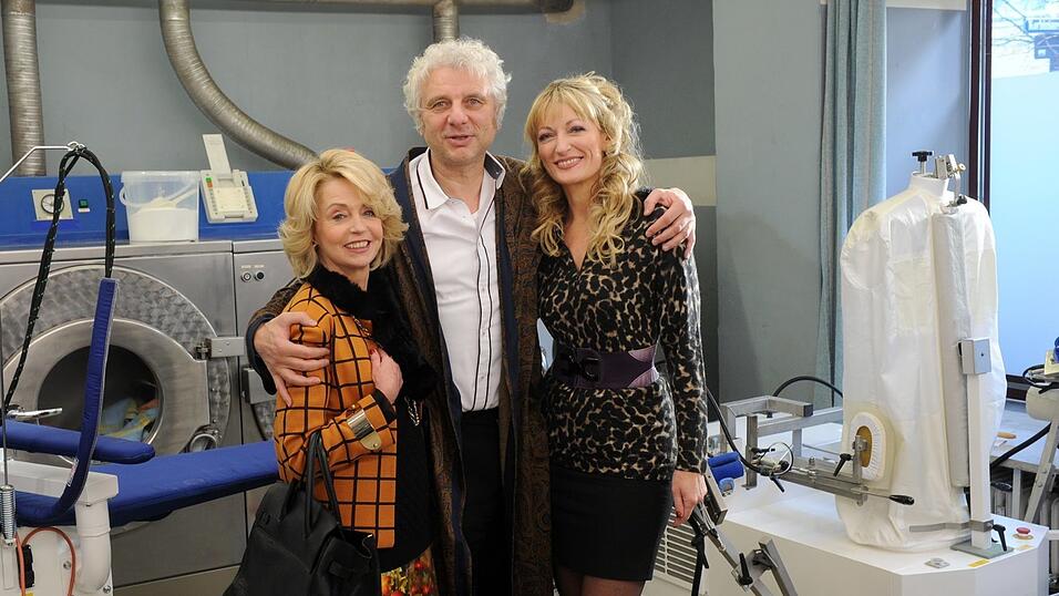 Die Schauspieler Gisela Schneeberger (l-r, als Christa Bachmeier), Udo Wachtveitl (als Max) und Monika Gruber (als Irmi Gschoßmann) posieren bei Dreharbeiten der BR-Fernsehserie 'Im Schleudergang' am 25. November 2013 in München in einer Wäscherei. Die Schauspieler Gisela Schneeberger (l-r, als Christa Bachmeier), Udo Wachtveitl (als Max) und Monika Gruber (als Irmi Gschoßmann) posieren bei Dreharbeiten der BR-Fernsehserie 'Im Schleudergang' am 25. November 2013 in München in einer Wäscherei.