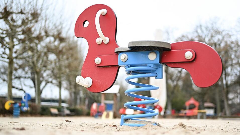 Der Spielplatz bleibt laut Stadt gesperrt, bis das Alt&ouml;l entfernt ist. (Symbolbild)