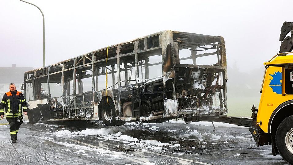 Der Bus brannte komplett aus. Der Bus brannte komplett aus.