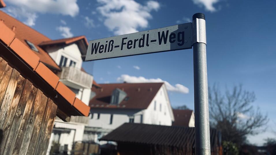 Der Marktrat vertraut bei Wei&szlig; Ferdl den Historikern: Weil er w&auml;hrend des Nationalsozialismus lediglich ein Mitl&auml;ufer gewesen sein soll, tr&auml;gt der Ergoldinger Wei&szlig;-Ferdl-Weg weiter seinen Namen.