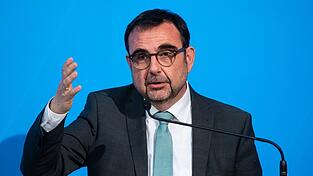 Klaus Holetschek nimmt an einer Pressekonferenz teil.