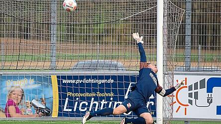 Wenig zu halten gibt es für Hankofens Schlussmann Sebastian Maier bei den beiden Aubstädter Treffern. Allerdings sorgen zumindest sehr umstrittene Schiedsrichterentscheidungen vor und nach dem zweiten Gegentreffer dafür, dass die Gemüter im Lager der Hausherren hochschlagen.
