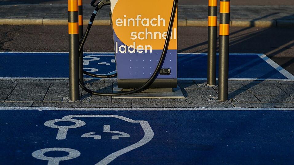 Eine Lades&auml;ule am Flughafen Leipzig/Halle. F&uuml;r Gro&szlig;st&auml;dter ohne eigenen Stellplatz ist das Laden eines E-Autos umst&auml;ndlicher und teurer als f&uuml;r Eigenheimbesitzer. (Symbolbild)