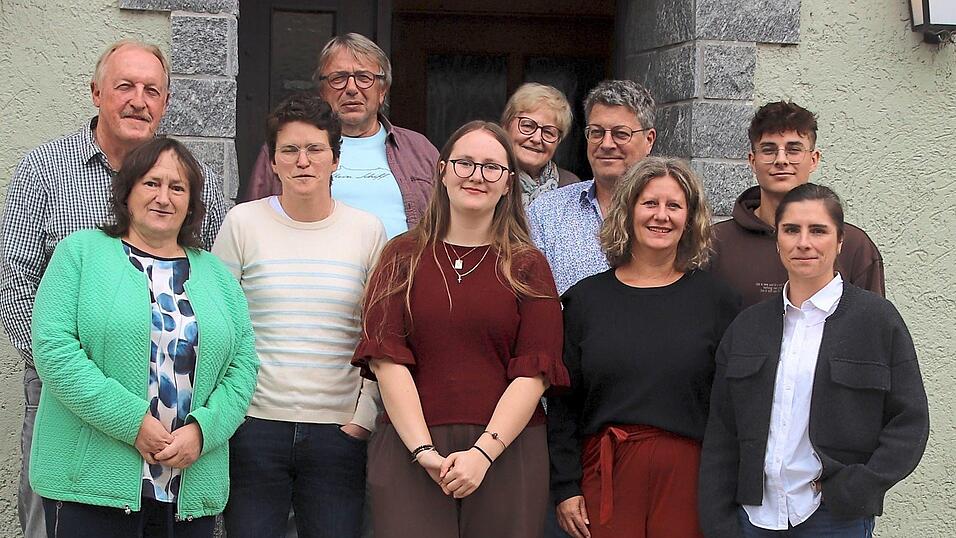 Die neu gewählte Vorstandschaft der Further SPD mit ihrer Vorsitzenden Silke Schell (Dritte von rechts) und der stellvertretenden Vorsitzenden des SPD-Bezirks Oberpfalz , Marianne Schieder (ganz links). Die neu gewählte Vorstandschaft der Further SPD mit ihrer Vorsitzenden Silke Schell (Dritte von rechts) und der stellvertretenden Vorsitzenden des SPD-Bezirks Oberpfalz , Marianne Schieder (ganz links).