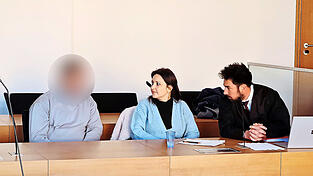 Der 39-j&auml;hrige Angeklagte (l.) hatte das letzte Wort. Neben ihm eine Dolmetscherin und Verteidiger Thomas Fellinger.