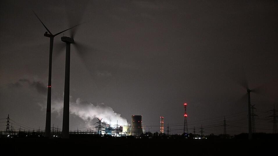 Wohl mit dem klimaschädlichen Kohlendioxid (CO2)? In Bayern soll eine Studie herausfinden, wo es etwa unterirdisch eingelagert werden könnte. (Symbolbild) Wohl mit dem klimaschädlichen Kohlendioxid (CO2)? In Bayern soll eine Studie herausfinden, wo es etwa unterirdisch eingelagert werden könnte. (Symbolbild)