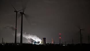Wohl mit dem klimaschädlichen Kohlendioxid (CO2)? In Bayern soll eine Studie herausfinden, wo es etwa unterirdisch eingelagert werden könnte. (Symbolbild)