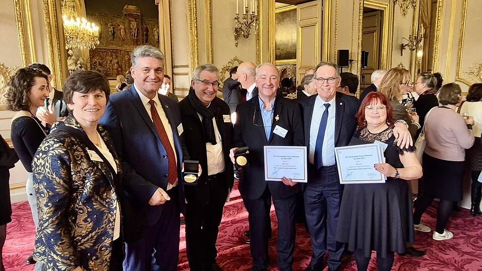Monika Forstner, Bürgermeister Peter Forstner (v.l.) und Bianca Marklstorfer (r.) mit dem Bürgermeister von Broons Dennis Laguitton, Francis Lorcy vom Partnerschaftsausschuss und Alain Cadec, Senator der Region Côte d’Amor. Monika Forstner, Bürgermeister Peter Forstner (v.l.) und Bianca Marklstorfer (r.) mit dem Bürgermeister von Broons Dennis Laguitton, Francis Lorcy vom Partnerschaftsausschuss und Alain Cadec, Senator der Region Côte d’Amor.