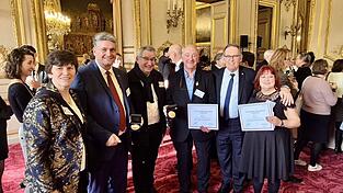 Monika Forstner, Bürgermeister Peter Forstner (v.l.) und Bianca Marklstorfer (r.) mit dem Bürgermeister von Broons Dennis Laguitton, Francis Lorcy vom Partnerschaftsausschuss und Alain Cadec, Senator der Region Côte d’Amor. Monika Forstner, Bürgermeister Peter Forstner (v.l.) und Bianca Marklstorfer (r.) mit dem Bürgermeister von Broons Dennis Laguitton, Francis Lorcy vom Partnerschaftsausschuss und Alain Cadec, Senator der Region Côte d’Amor.