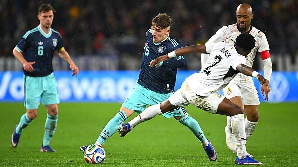 Lennart Karl (M) versuchte viel und beeindruckte den Bundestrainer.