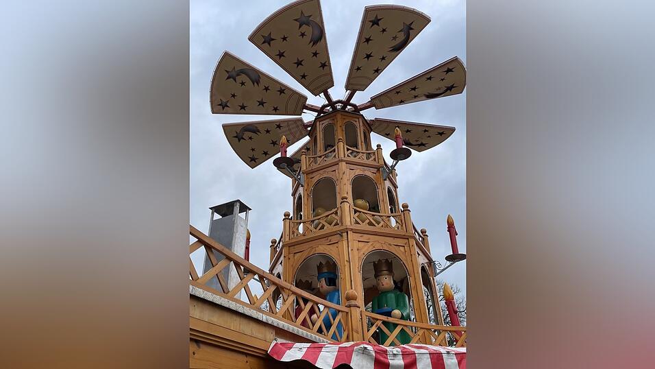 Die Kerze wurde samt Halterung im ersten Stock der Pyramide herausgebrochen. Von der weihnachtsschändlichen Tat zeugen nur noch Splitterspuren am Holz. Die Kerze ist weg. Die Kerze wurde samt Halterung im ersten Stock der Pyramide herausgebrochen. Von der weihnachtsschändlichen Tat zeugen nur noch Splitterspuren am Holz. Die Kerze ist weg.