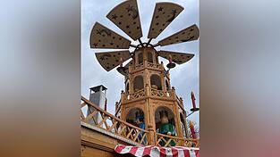 Die Kerze wurde samt Halterung im ersten Stock der Pyramide herausgebrochen. Von der weihnachtsschändlichen Tat zeugen nur noch Splitterspuren am Holz. Die Kerze ist weg.