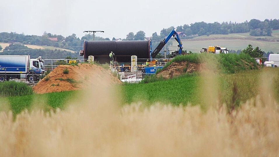 Lange Leitung: Bauarbeiter haben im n&ouml;rdlichen Landkreis Regensburg mit dem Einziehen des Erdkabels begonnen.