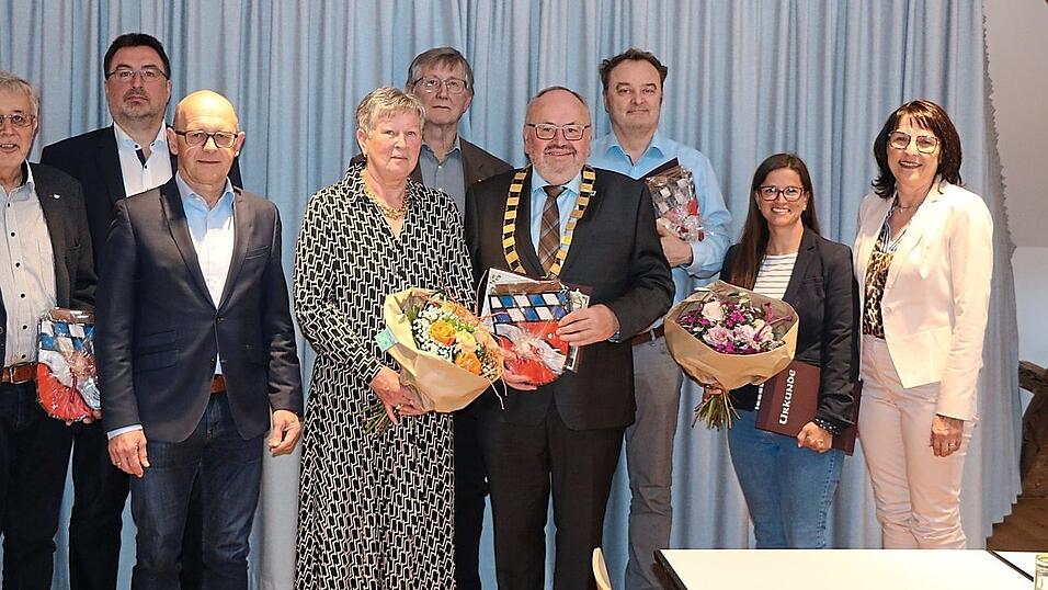 Die ausgeschiedenen Marktgemeinder&auml;te mit Gemeindevertretern (v. l.): Robert Rengstl, Andreas Kolbeck, zweiter B&uuml;rgermeister Sebastian Hutzenthaler, Christa Robold, Josef Rosenwirth, Ludwig Robold, J&uuml;rgen Simmerl, Susanne Geldner sowie die noch dritte und bald erste B&uuml;rgermeisterin Heike Berger.