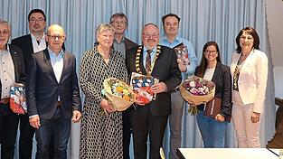 Die ausgeschiedenen Marktgemeinder&auml;te mit Gemeindevertretern (v. l.): Robert Rengstl, Andreas Kolbeck, zweiter B&uuml;rgermeister Sebastian Hutzenthaler, Christa Robold, Josef Rosenwirth, Ludwig Robold, J&uuml;rgen Simmerl, Susanne Geldner sowie die noch dritte und bald erste B&uuml;rgermeisterin Heike Berger.