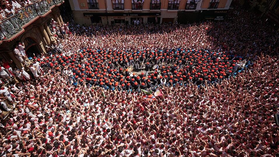 Jedes Jahr lockt das San-Fermín-Fest mit den umstrittenen Stierhatzen Hunderttausende Besucher nach Pamplona im Norden Spaniens. Jedes Jahr lockt das San-Fermín-Fest mit den umstrittenen Stierhatzen Hunderttausende Besucher nach Pamplona im Norden Spaniens.