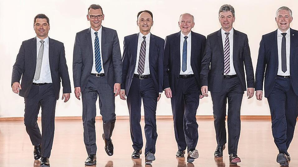 Der Sechservorstand der fusionierten Volksbank Raiffeisenbank Bayern Mitte (v. l.): Andreas Streb, Thomas Lange, Vorstandsvorsitzender Richard L. Riedmaier, Franz Mirbeth, Wolfgang Gebhard und Helmut Kundinger.
