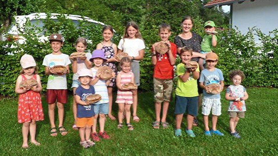 Bei der Familie Nicole und Florian Reil in Oberramsried hatte man sich zum Brotbacken zusammengefunden. Bei der Familie Nicole und Florian Reil in Oberramsried hatte man sich zum Brotbacken zusammengefunden.