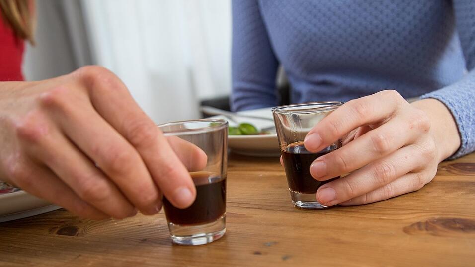 Bei gleicher konsumierter Alkoholmenge ist die Alkoholkonzentration im Blut von Frauen höher als die von Männern. Bei gleicher konsumierter Alkoholmenge ist die Alkoholkonzentration im Blut von Frauen höher als die von Männern.