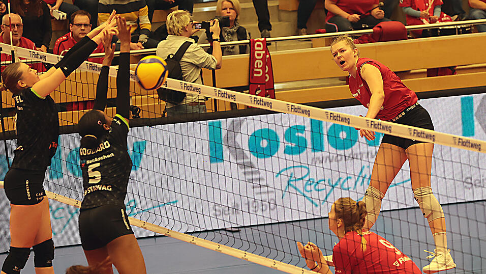 Die 21-j&auml;hrige Raben-Diagonalangreiferin Pauline Martin (rechts) misst 1,85 Meter und ist sehr sprungkr&auml;ftig. Sie schl&auml;gt den Ball mit ihrer wuchtigen linke 'Klebe' maximal aus 3,05 Metern ab - das Volleyballnetz ist bei 2,24 Metern &uuml;bers Feld gespannt.