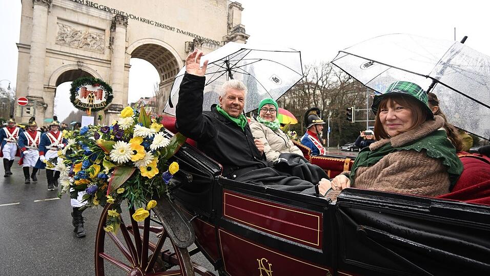 Auch M&uuml;nchens SPD-Oberb&uuml;rgermeister Dieter Reiter nahm mit seiner Frau Petra (rechts) und der irischen Botschafterin in Deutschland, Maeve Collins, in einer Kutsche an der Parade teil.