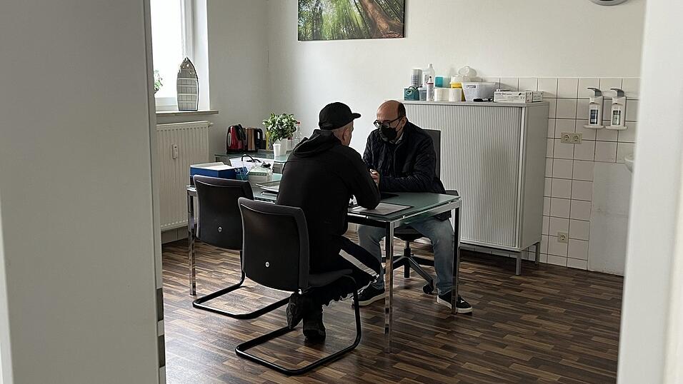 F&uuml;r ein kurzes Gespr&auml;ch ist immer Platz - egal wie viele Patienten vor dem Wartezimmer stehen. Denn Substitution bedeute auch, sich Zeit f&uuml;r die Suchterkrankten zu nehmen und ihnen Zuwendung zu zeigen, wenn es sonst niemand tut, sagt der 66-J&auml;hrige.