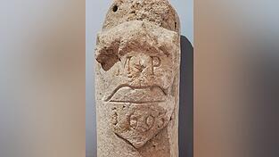 Dieser Grenzstein ist in der Werkstatt des Bogener Bildhauers Johann Gottfried Frisch entstanden.