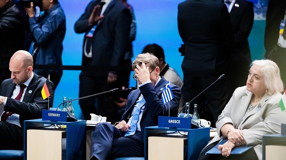 Die europäischen Alliierten müssen nun beraten, was sie Trump beim Gipfel anbieten können. Hier sind der deutsche Außenminister Johann Wadephul (CDU, M) und seine Kollegen aus Frankreich und Griechenland zu sehen. Die europäischen Alliierten müssen nun beraten, was sie Trump beim Gipfel anbieten können. Hier sind der deutsche Außenminister Johann Wadephul (CDU, M) und seine Kollegen aus Frankreich und Griechenland zu sehen.
