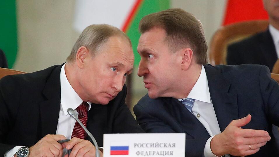Der Chef der VEB.RU, Igor Schuwalow (r.), hat laut Medien seinen Chefvolkswirt Andrei Klepatsch entlassen, weil der eine Niederlage Russlands vorhergesagt hat. (Archivbild) Der Chef der VEB.RU, Igor Schuwalow (r.), hat laut Medien seinen Chefvolkswirt Andrei Klepatsch entlassen, weil der eine Niederlage Russlands vorhergesagt hat. (Archivbild)
