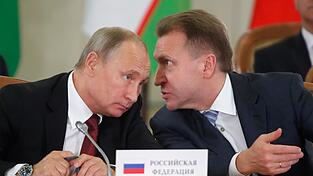 Der Chef der VEB.RU, Igor Schuwalow (r.), hat laut Medien seinen Chefvolkswirt Andrei Klepatsch entlassen, weil der eine Niederlage Russlands vorhergesagt hat. (Archivbild) Der Chef der VEB.RU, Igor Schuwalow (r.), hat laut Medien seinen Chefvolkswirt Andrei Klepatsch entlassen, weil der eine Niederlage Russlands vorhergesagt hat. (Archivbild)