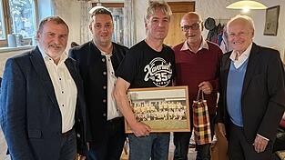 Max Straubinger, MdB a. D. (v. l.), zweiter Bürgermeister Sebastian Eder, Xaver Haller, Ortsvorsitzender Josef Salzberger und Erwin Huber, Staatsminister a. D. Max Straubinger, MdB a. D. (v. l.), zweiter Bürgermeister Sebastian Eder, Xaver Haller, Ortsvorsitzender Josef Salzberger und Erwin Huber, Staatsminister a. D.