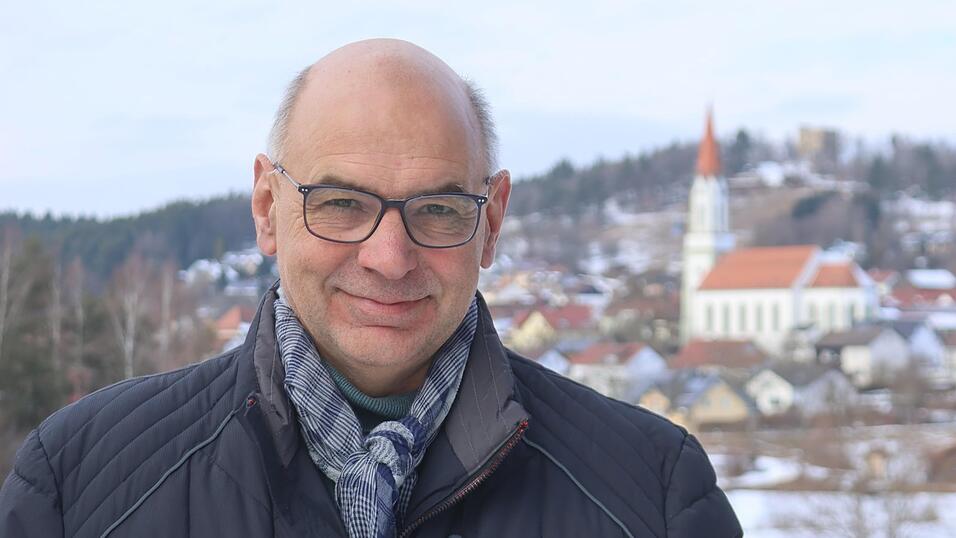 Seit 2014 ist Thomas Schwarzfischer Bürgermeister der Gemeinde Zell. Auch in den kommenden sechs Jahren möchte er anpacken und Verantwortung übernehmen. Gegenkandidaten gibt es keinen. Seit 2014 ist Thomas Schwarzfischer Bürgermeister der Gemeinde Zell. Auch in den kommenden sechs Jahren möchte er anpacken und Verantwortung übernehmen. Gegenkandidaten gibt es keinen.