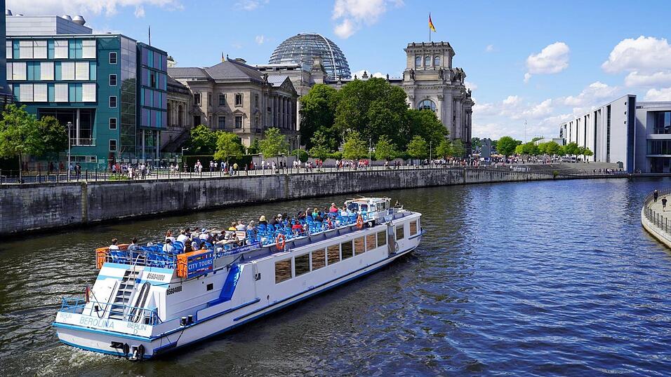 Jetzt gehört das Regierungsviertel den Touristen, sie fahren am verwaisten Reichstag vorbei. Wo sind die Volksvertreter? (Archiv) Jetzt gehört das Regierungsviertel den Touristen, sie fahren am verwaisten Reichstag vorbei. Wo sind die Volksvertreter? (Archiv)