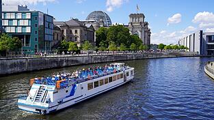 Jetzt gehört das Regierungsviertel den Touristen, sie fahren am verwaisten Reichstag vorbei. Wo sind die Volksvertreter? (Archiv) Jetzt gehört das Regierungsviertel den Touristen, sie fahren am verwaisten Reichstag vorbei. Wo sind die Volksvertreter? (Archiv)