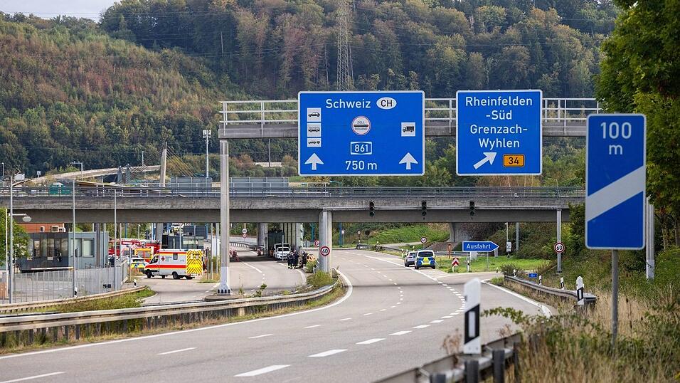 Die Polizei sperrte die Autobahn an der Grenze zur Schweiz.